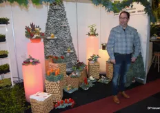 Hennie Lek van Lek & Zn. Bloemen en Planten, met zijn kerstarrangement.